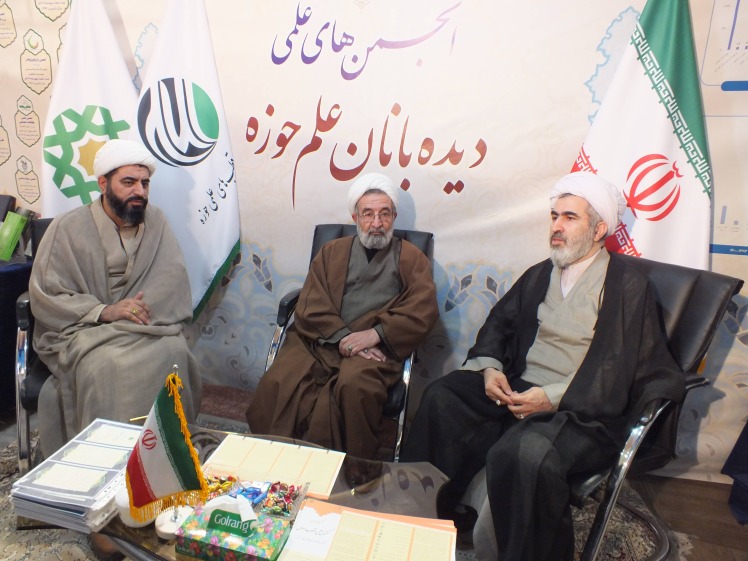 گزارش تصویری حضور رئیس انجمن تعلیم و تربیت اسلامی در غرفه انجمن های علمی حوزه در نمایشگاه مشکات
